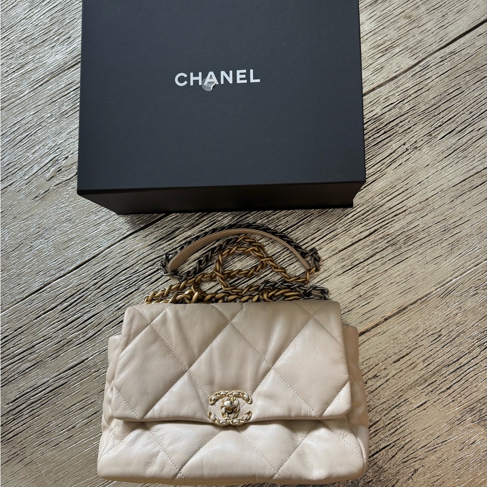 Chanel Cream Quilted Shoulder Bag with Classic Flap Design